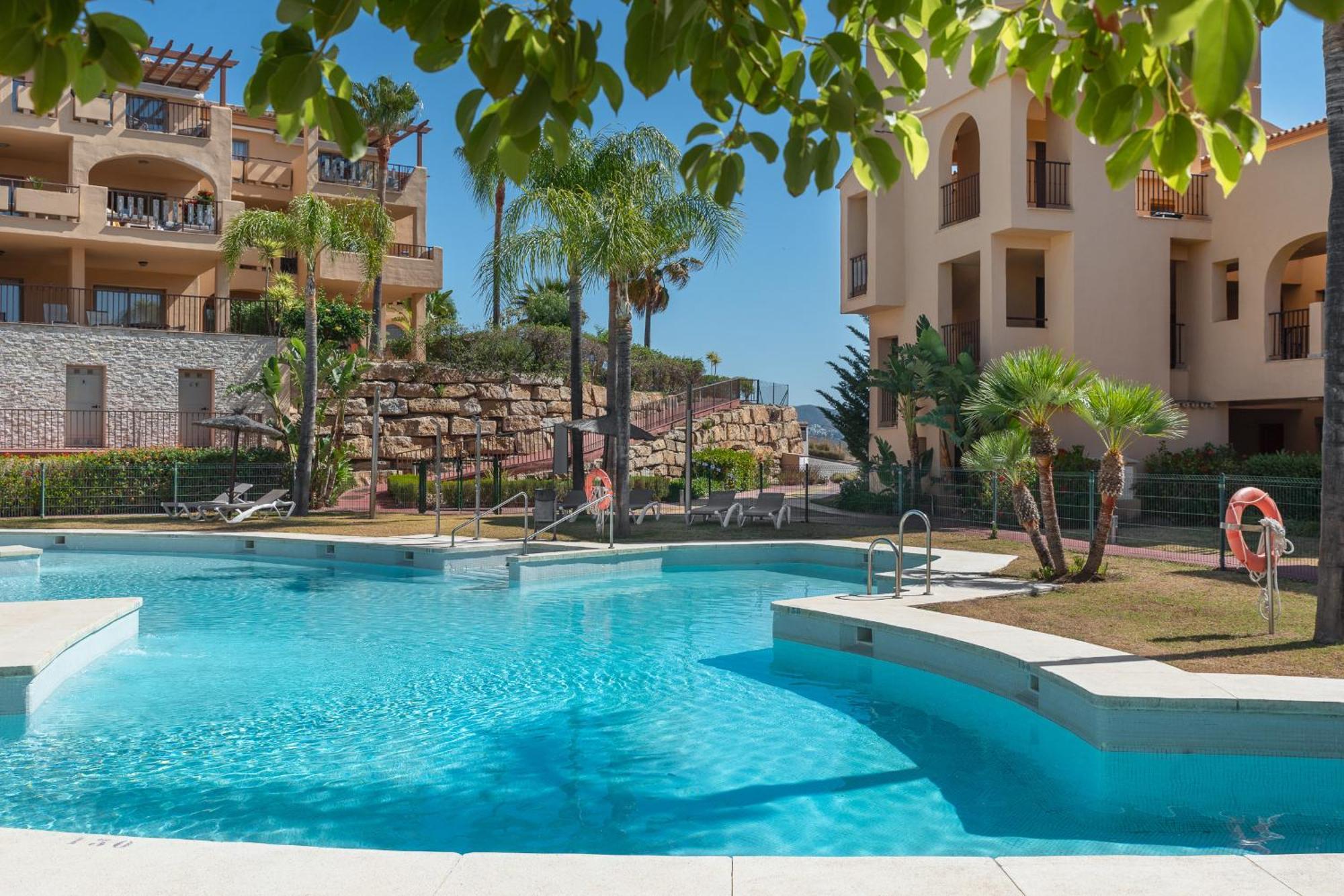 Large 3-Bedroom Nestled In Golf Paradise Estepona Exterior foto